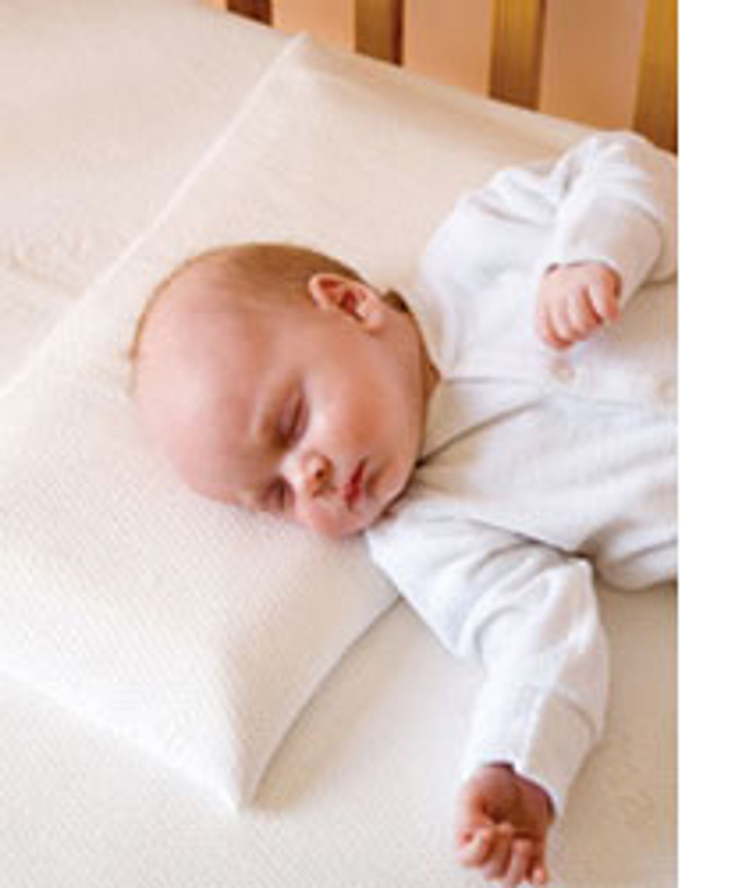 Какие подушки в год ребенку. Подушка для младенцев. Подушка для детей до 1 года. Поза младенца во сне. Позы для сна новорожденного.