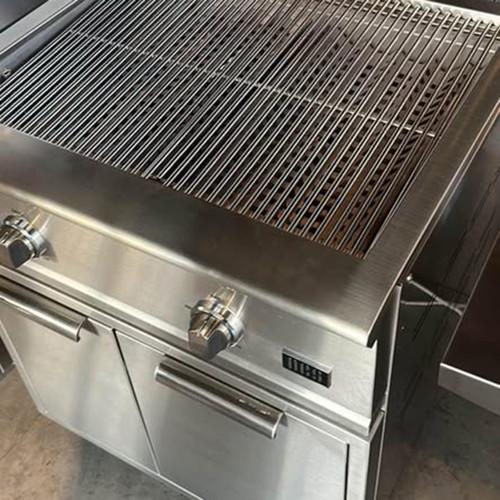 DCS 30" Freestanding Gas Griddle | Interconnected illuminated dials to match the suite of DCS Series 9 products DCS 30" Freestanding Gas Griddle | Interconnected illuminated dials to match the suite of DCS Series 9 products