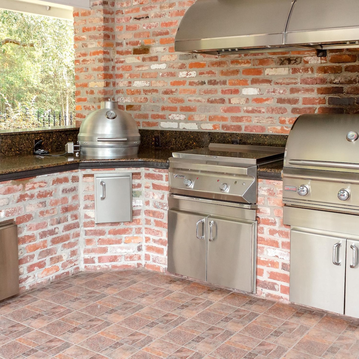 Blaze 20" Built-In Cast Aluminum Kamado | Entire body is constructed of cast aluminum, up to 1¼″ thick, for superior durability to last a lifetime