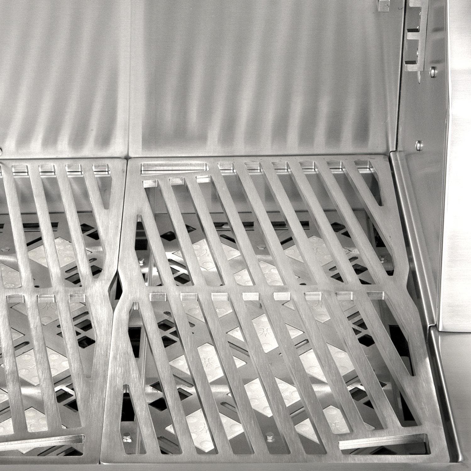 Hestan 36" Gas Grill with Deluxe Cart | Patented DiamondCut grates create a superior grilling surface and greater heat distribution with ultra heavy-duty 5/16″ stainless steel (lasered in-house).