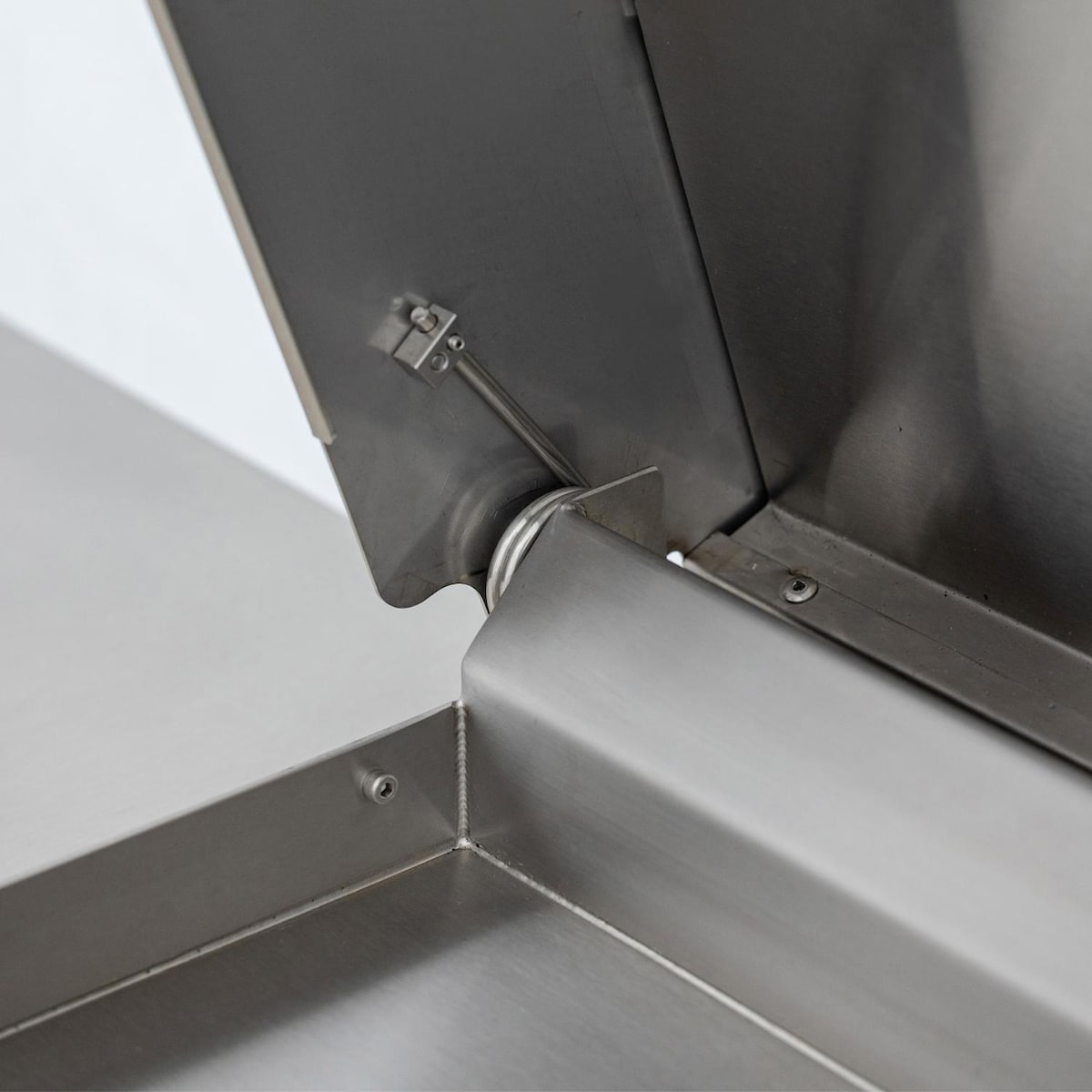 Blaze LTE PRO 40" Built-In Gas Griddle | Lid is attached to griddle and features a spring-assist mechanism and a rotating, non-slip handle for easy opening and closing