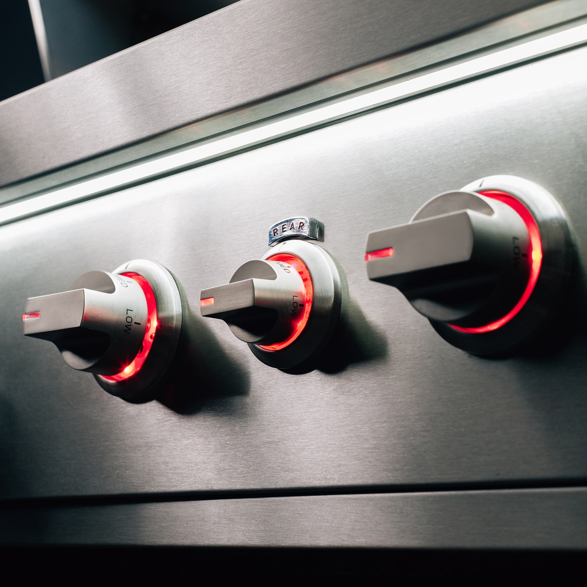 Summerset Quest 30" Built-In Gas Grill | Waterfall LED Front Panel Lighting, White to Red Bezel Lighting ON/OFF Burner State
