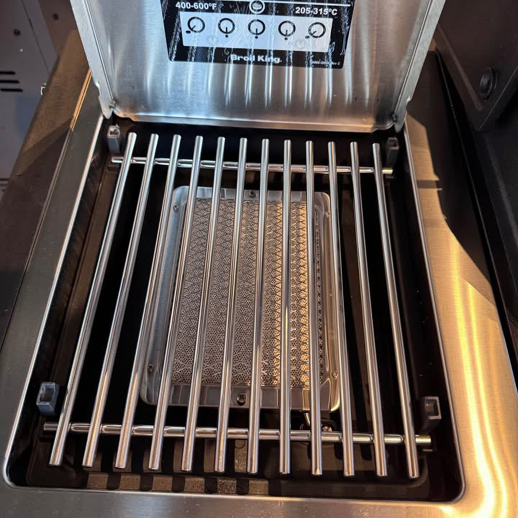 Broil King Regal Q 490 Pro IR Freestanding Gas Grill | ISide Burner