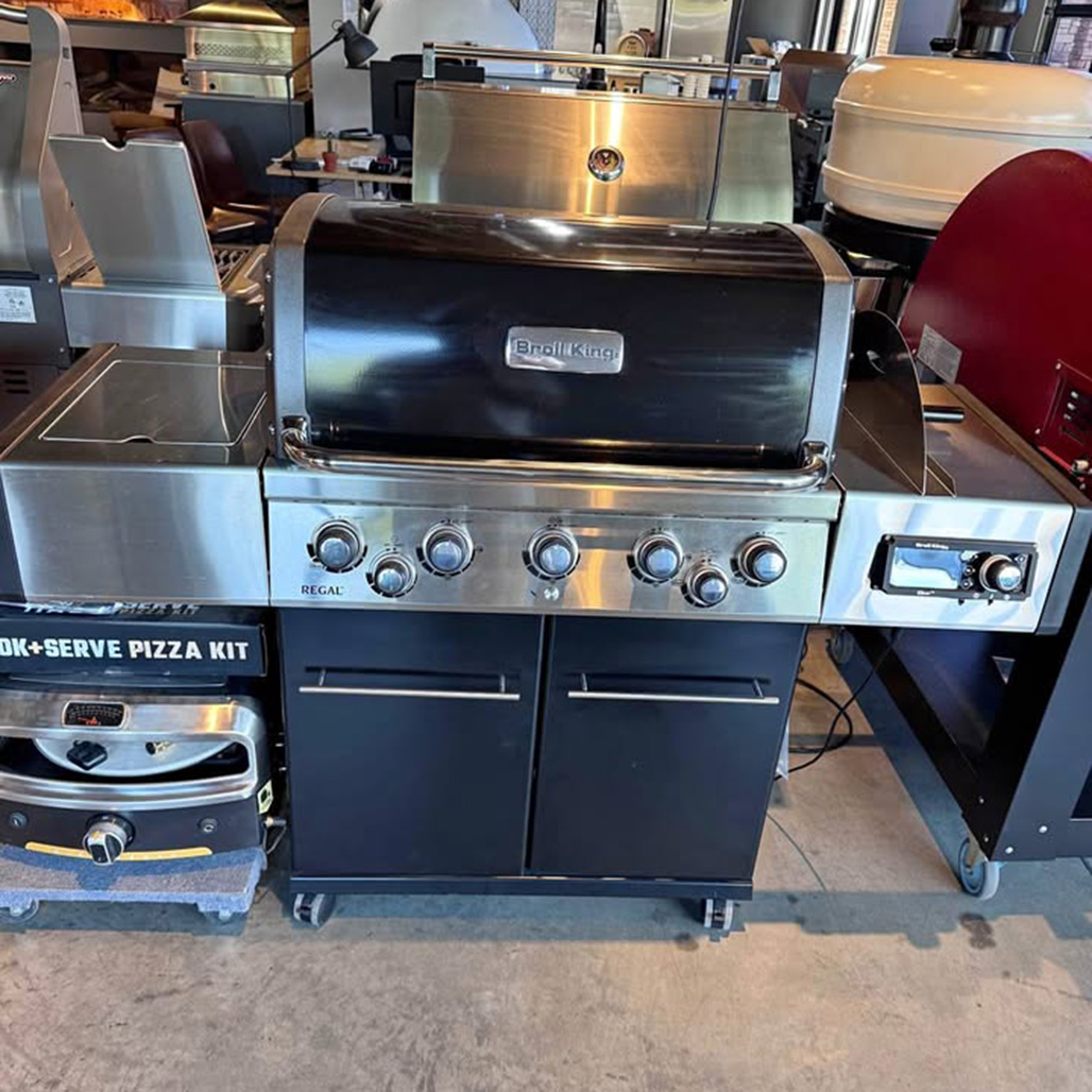 Broil King Regal Q 490 Pro IR Freestanding Gas Grill | Open Box