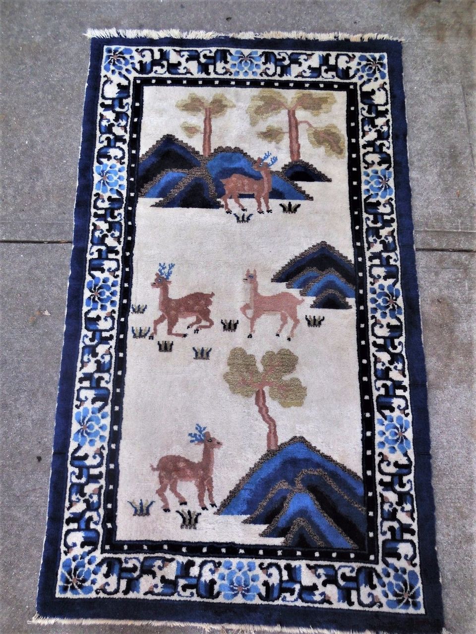 ANTIQUE CHINESE DECO RUG with figurative deer - blues on white [3x5] oriental VG