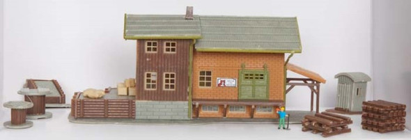 Model Power Freight Station w/Accessories Built-Up Lighted Train Building 2611