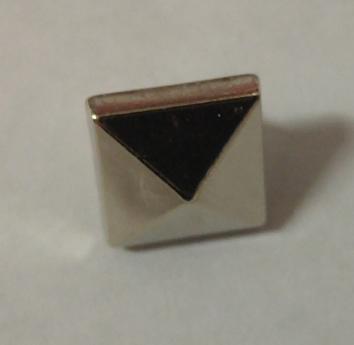 555084 Acrylic Pyramid Studs Stem (8mm)