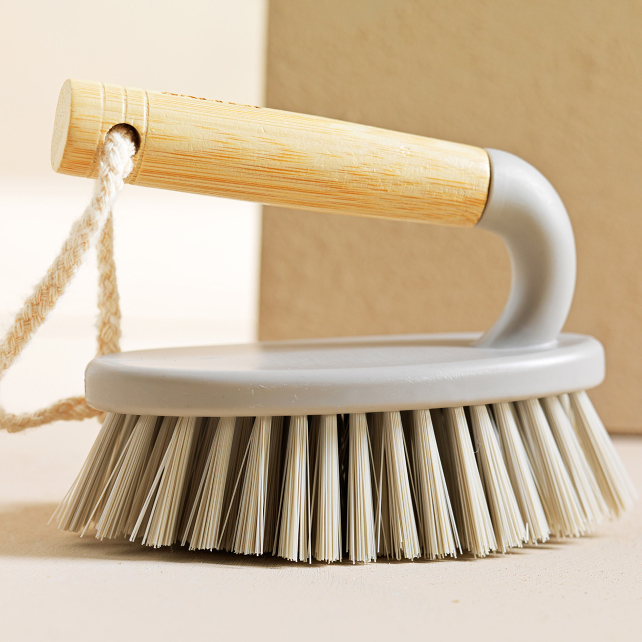 Scrubbing brush with handle