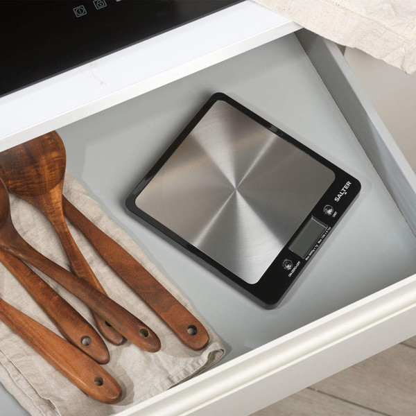 Digital kitchen scale weighing brown sugar in glass bowl, showing 498g