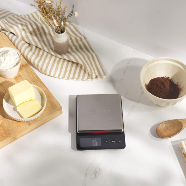Digital kitchen scale with stainless steel platform, black base, size 19x14x2cm