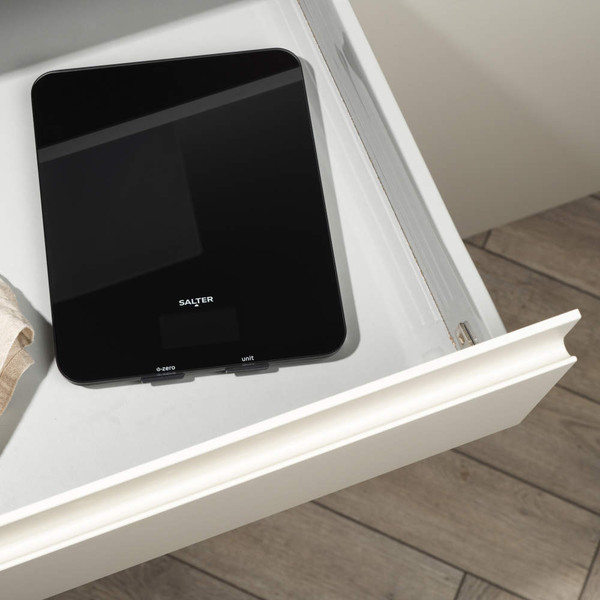 Black digital kitchen scale with LED display, 20cm x 15.5cm
