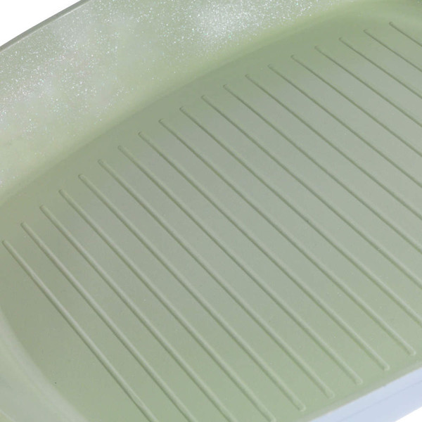 Green grill pan interior with raised ridges