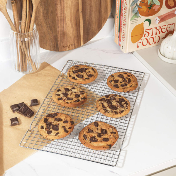 Silver wire cooling rack for baking, rectangular with raised feet