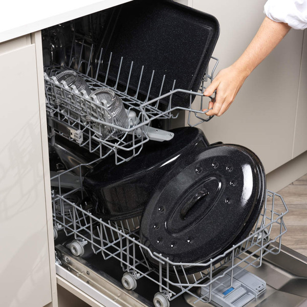 Black enamel roasting pan with lid, shown front view with size dimensions.