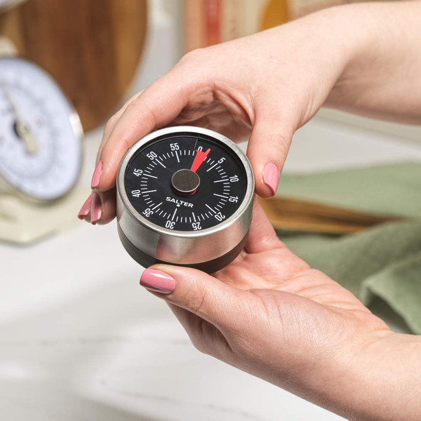 Silver mechanical kitchen timer with Salter branding and black dial showing minutes.