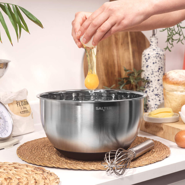 Silver stainless steel mixing bowl with black base, showing Salter branding