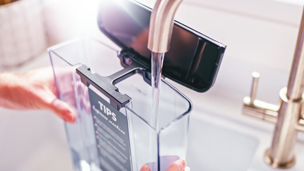 Filling the salter manual espresso machine tank
