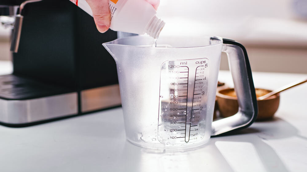 Adding descaling solution to a jug