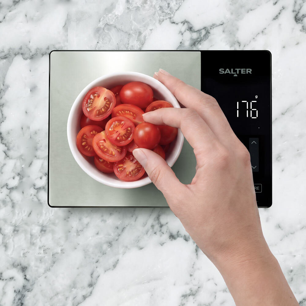 Weighing tomatoes 