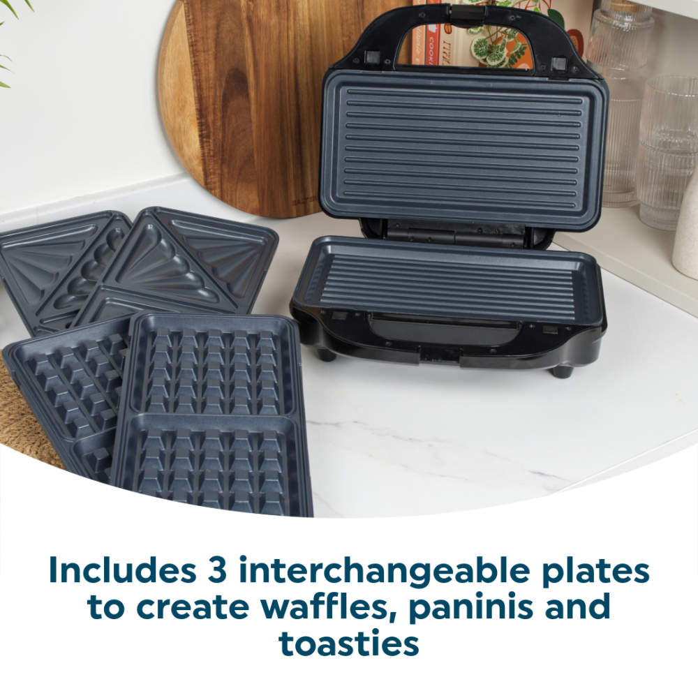 Sandwich maker with 3 interchangeable plates for waffles, paninis and toasties