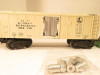 LIONEL 027 #3462 OPERATING MILK CAR W/METAL DOORS /CANS/ STAND -  GOOD- W65