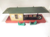 LIONEL 356 STYLE OPERATING STATION W/TWO GREEN CARTS- 0/027- WORKS FINE-S9|357507922683