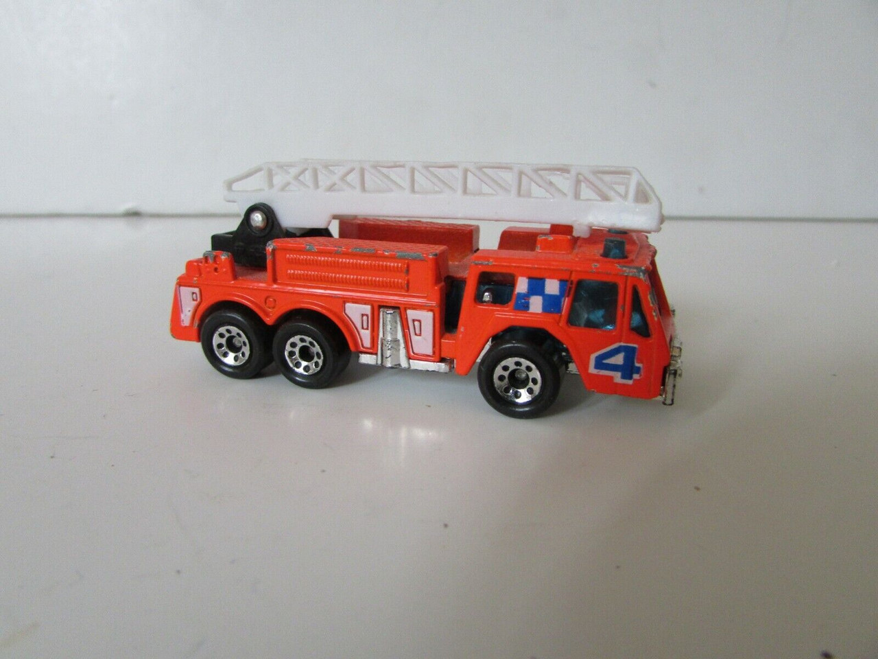 VTG DIECAST VEHICLE MATCHBOX ORANGE FIRE ENGINE WHITE LADDER 1982
