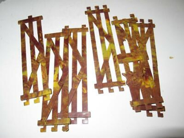 FENCES - 6 PLASTIC SECTIONS APPROX 1 3/8" -   EXC - M1