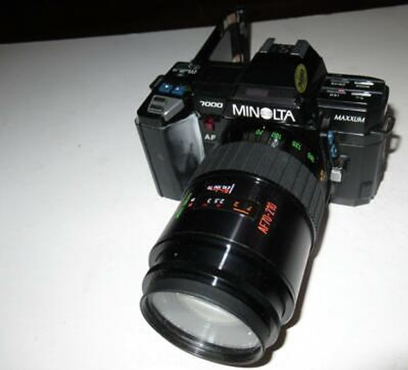 VINTAGE CAMERA - MINOLTA MAXXUM 7000 W/SAKAR 892957 LENS- W/BOOKLET   -  EXC