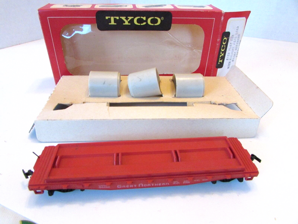 Tyco T342A:258 GN Skid Flat Car with Culvert Pipe Load Red #42762 Boxed E2