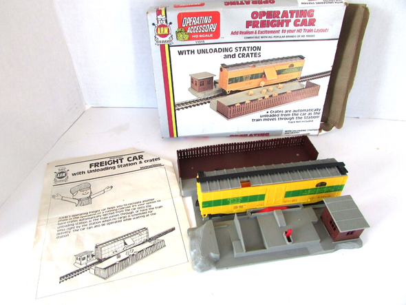 AHM 11015 Operating Freight Car Unloading Station & Crates Parts Repair E4