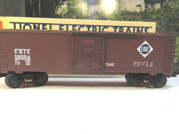 LIONEL TRAINS - 29362 ERIE SINGLE DOOR BOXCAR- D/C TRUCKS  0/027- NEW- B25