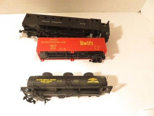 HO TRAINS- VINTAGE THREE CARS FOR PARTS ETC- SWIFT/DOW/PLOW- W79