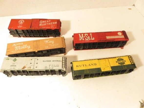 HO TRAINS- FIVE HO FREIGHT CAR SHELLS- FAIR- SEE PICS- S31G