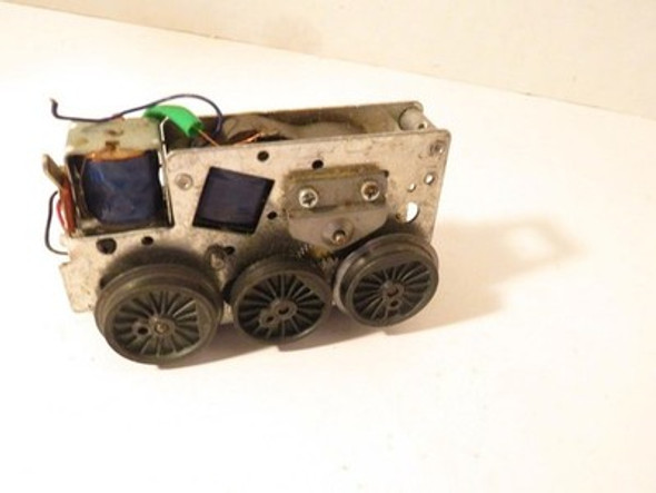 LIONEL PART - POST-WAR SIX WHEEL CHASSIS - MISSING A WHEEL- S31A