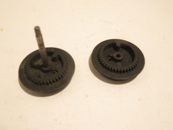 LIONEL PART POST-WAR - 2 WHEELS GEARED 1 3/8" WIDE- ONE AXLE- ORIGINAL-SR119|357066917357