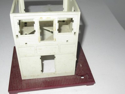 LIONEL PART - 445 SWITCH TOWER HOUSE W/BASE- NO TRIM- DAMAGED- M52|357142525618