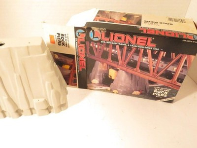 MPC LIONEL- 12744 - TWO ROCK PIERS - BOXED - NEW- B23