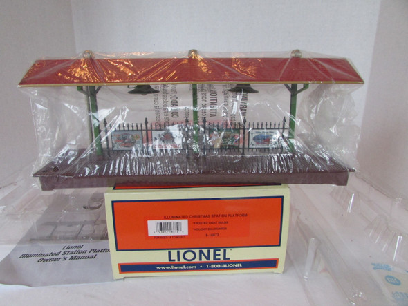 Lionel 16872 Illuminated Christmas Station Platform O Scale  NIB  SH