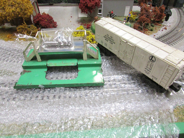 Lionel #3472 Operating Milk Car & Platform & Milk Cans Tested Serviced Works S28