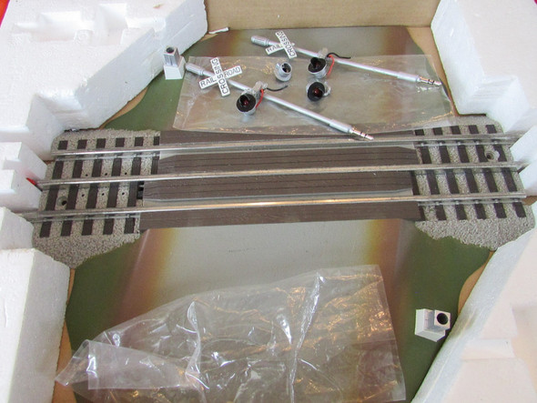 LIONEL-12052-FASTRACK OPERATING GRADE CROSSING W/FLASHERS-USED NEEDS REPAIR  SH