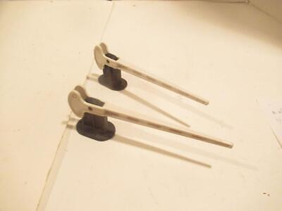 PLASTICVILLE POST-WAR  - TWO CROSSING GATES - 0/027 - GOOD- M58