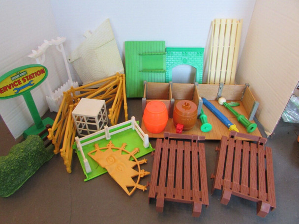 LOT OF TOY PARTS ACCESSORIES DOCKS FENCING CORRAL SIGN ARCH CAGE PLANE LOOK L1 LOT OF TOY PARTS ACCESSORIES DOCKS FENCING CORRAL SIGN ARCH CAGE PLANE LOOK L1