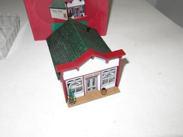 HO TRAINS - HALLMARK SARAH COLLECTION- B/U MRS.PARKLEY'S GENERAL STORE-NEW- B6R