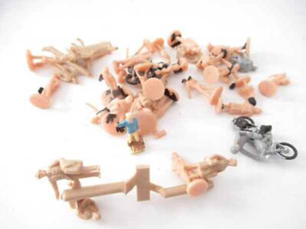 HO TRAINS -  ASSORTMENT OF FIGURES - UNPAINTED- NEW(B) - HB2 HO TRAINS -  ASSORTMENT OF FIGURES - UNPAINTED- NEW(B) - HB2