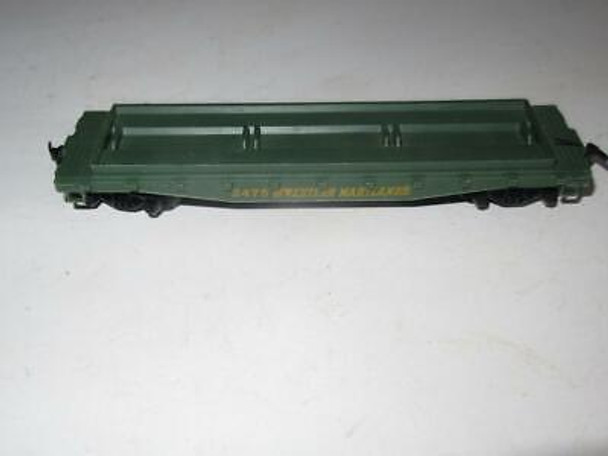 HO TRAINS- VINTAGE -- WESTERN MARYLAND FLAT CAR- LATCH COUPLERS- EXC.- S31I
