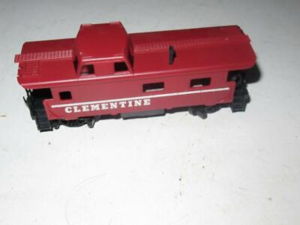HO -  TYCO -  CLEMENTINE CABOOSE- LATCH COUPLERS- EXC- SR39