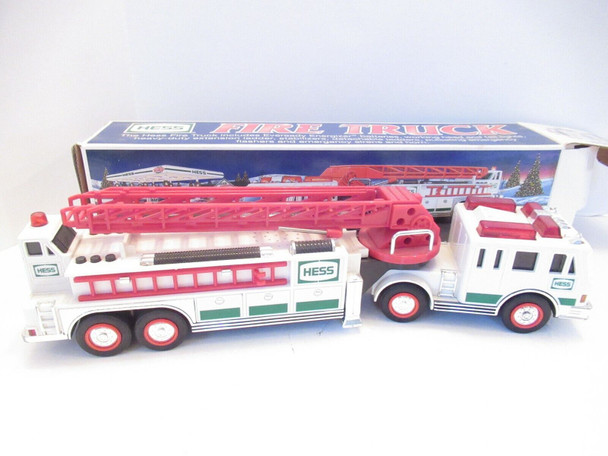 HESS 2000 FIRE TRUCK LIGHTS SOUND SIRENS BATTERIES INCLUDED EXCELLENT  S2