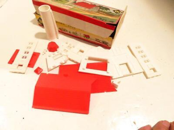 HO TRAINS- VINTAGE 2602 PLASTICVILLE BARN KIT- BOXED- EXC. - M34