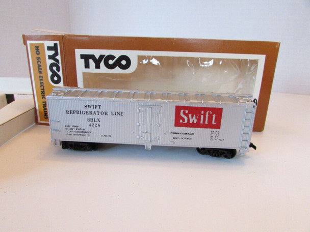 Tyco 329A:250 Swift Reefer Car #4226 40 foot HO Silver Boxed E2